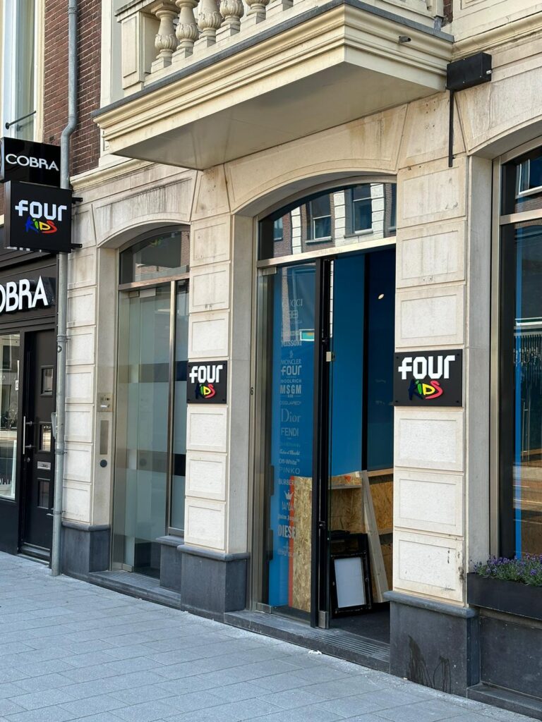 Four Kids gevelreclame